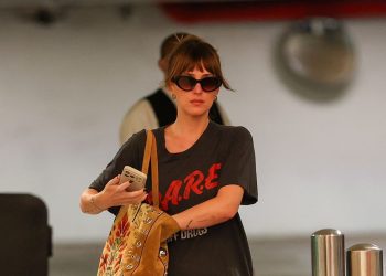 Dakota Johnson duikt op in nieuw nummer Role Model