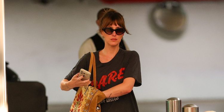 Dakota Johnson duikt op in nieuw nummer Role Model