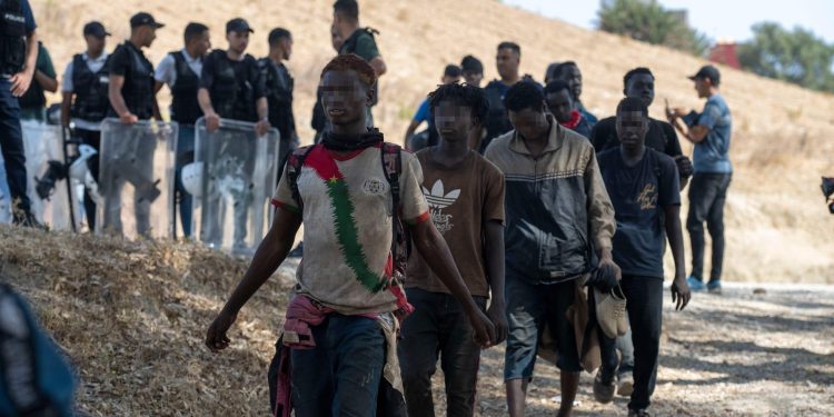 Marokko houdt honderden migranten tegen bij Ceuta