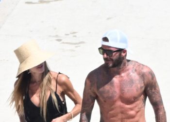 Victoria Beckham schermt zich af aan de Amalfikust