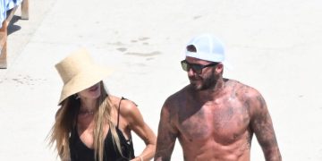 Victoria Beckham schermt zich af aan de Amalfikust